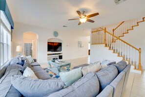 TV, books - Large Villa - Close to Disney with extended patio and golf course views (Davenport)