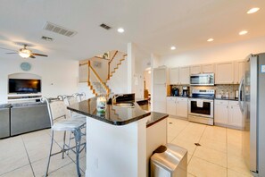 Microwave, oven, stovetop, dishwasher - Large Villa - Close to Disney with extended patio and golf course views (Davenport)