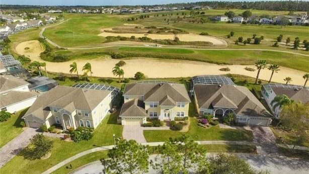 Ein Wohngebiet mit Häusern, einem Golfplatz und Solaranlagen auf den Dächern.