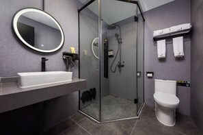 Bathtub, hair dryer, towels, shampoo - GuangZhou BananaFUN Hotel (Guangzhou)