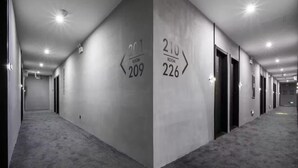 Un pasillo con señales indicativas para las habitaciones 209, 201 y 226.