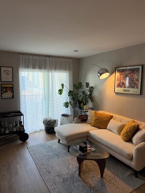 TV - Perfect 2-bedroom apartment in charming residential area in mid city Los Angeles (Los Angeles)