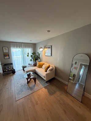 Living area - Perfect 2-bedroom apartment in charming residential area in mid city Los Angeles (Los Angeles)
