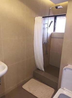 Dusche, Handtücher, Seife, Toilettenpapier