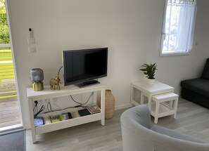 TV, DVD player - Le Hameau du Peu – Fidel Cottage with Shared Pool (Châteauvieux)