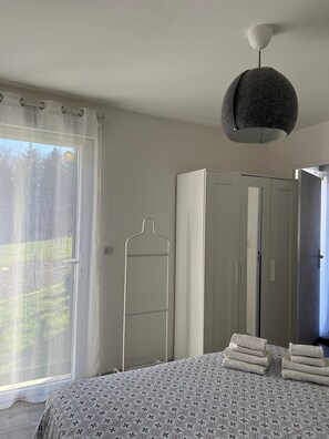 Room - Gîte Gavroche - Le Hameau Du Peu, with Shared Pool (Châteauvieux)