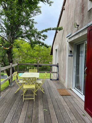 Outdoor dining - Gîte Gavroche - Le Hameau Du Peu, with Shared Pool (Châteauvieux)
