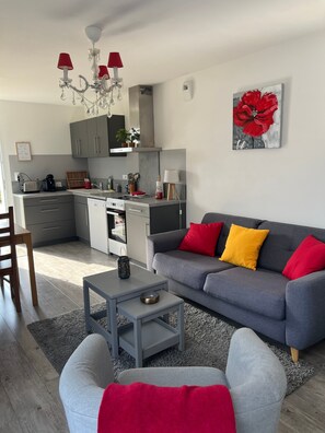 Living area - Le Hameau du Peu - Gavroche Cottage with Shared Pool (Châteauvieux)