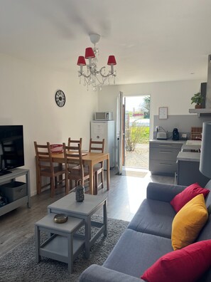 Living area - Le Hameau du Peu - Gavroche Cottage with Shared Pool (Châteauvieux)