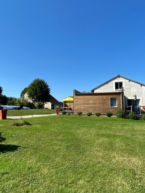 Exterior - Holiday Home 'Gîte Happy - Le Hameau Du Peu' with Shared Pool (Châteauvieux)