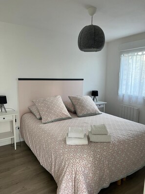 Room - Holiday Home 'Gîte Happy - Le Hameau Du Peu' with Shared Pool (Châteauvieux)