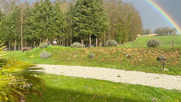A grassy area with a path, trees, and a rainbow. - Le Hameau du Peu - Happy Cottage with Shared Pool (Châteauvieux)