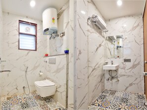 Ilmaiset hygieniatuotteet, hiustenkuivaaja, pyyhkeet, saippua