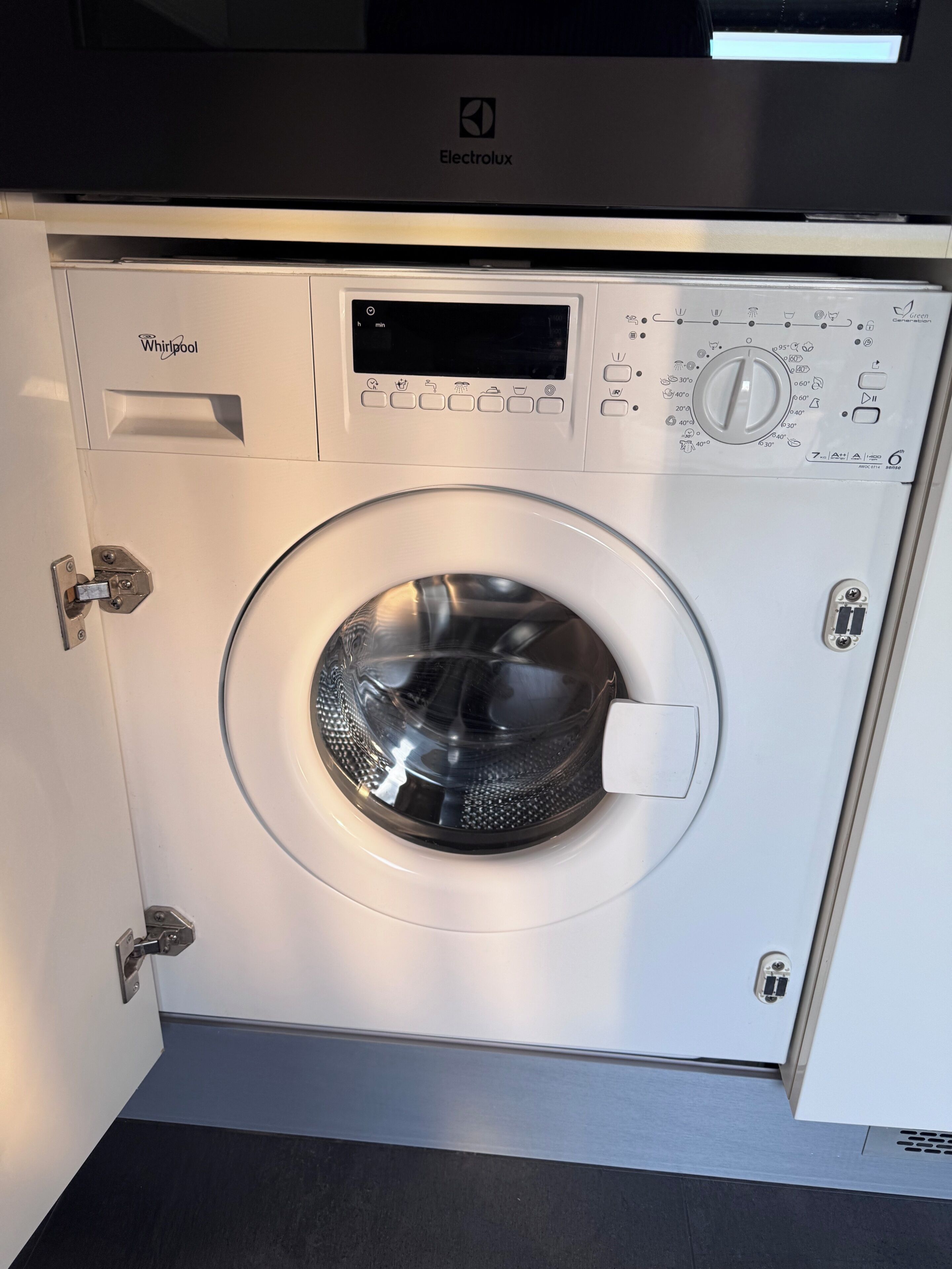 Un lave-linge Whirlpool Electrolux doté d’un écran numérique, d’un panneau de commande et d’une porte à chargement frontal.