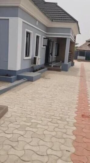Property grounds - Charming Executive Suite with Garden Views at AJALA Lodge, Badagry (Badagry)