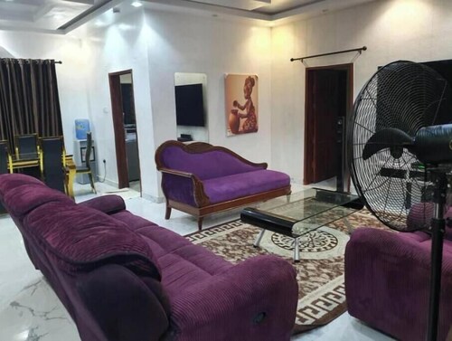 Charming Executive Suite with Garden Views at AJALA Lodge, Badagry