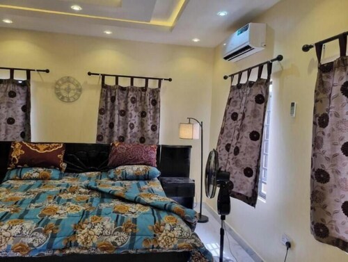 Charming Executive Suite with Garden Views at AJALA Lodge, Badagry