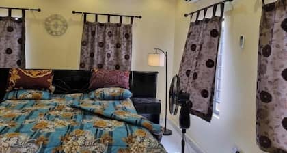 Charming Executive Suite with Garden Views at AJALA Lodge, Badagry