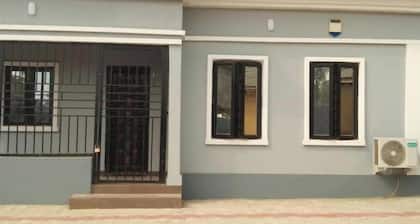 Charming Executive Suite with Garden Views at AJALA Lodge, Badagry