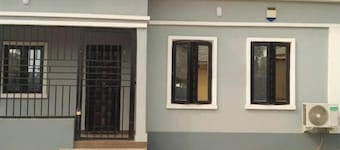 Charming Executive Suite with Garden Views at AJALA Lodge, Badagry