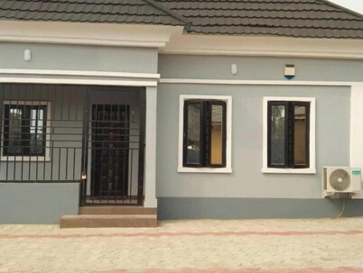 Charming Executive Suite with Garden Views at AJALA Lodge, Badagry