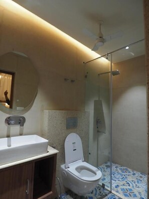Dormitorio compartido Deluxe | Baño | Regadera, amenidades de baño gratuitas, secadora de cabello, toallas 