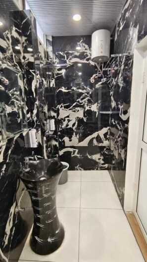 Ducha, artículos de tocador gratuitos, secador de pelo, toallas