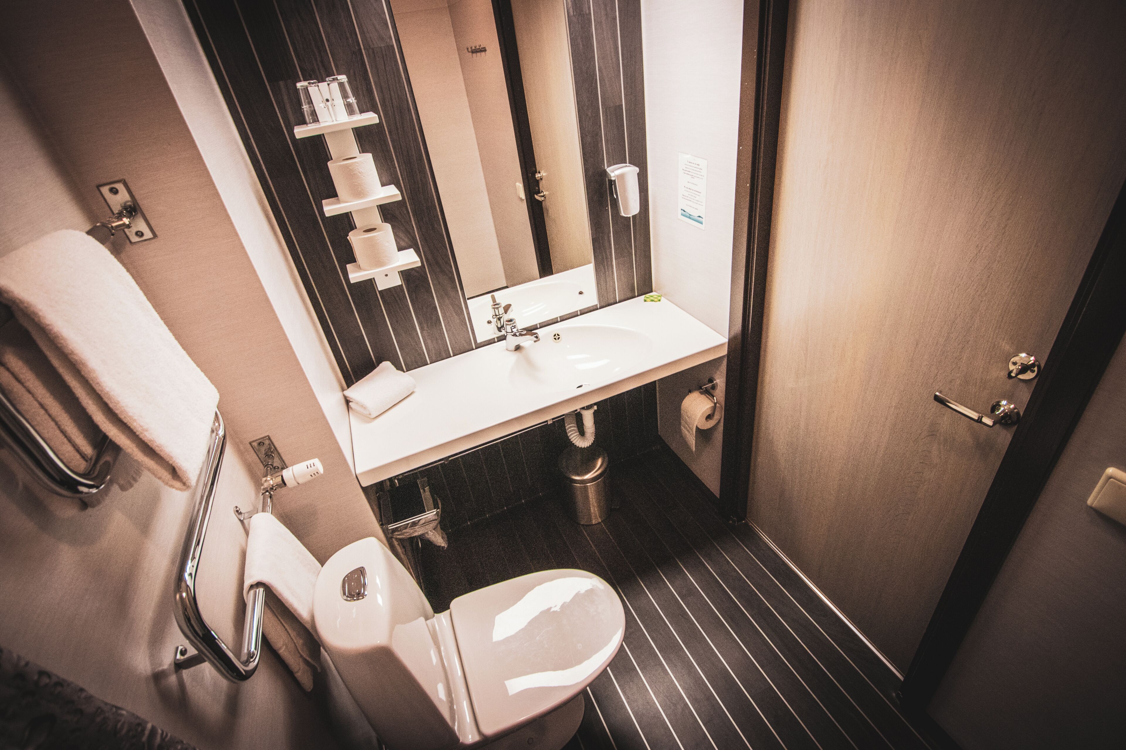Vierbettzimmer | Badezimmer | Dusche, Seife, Shampoo, Toilettenpapier