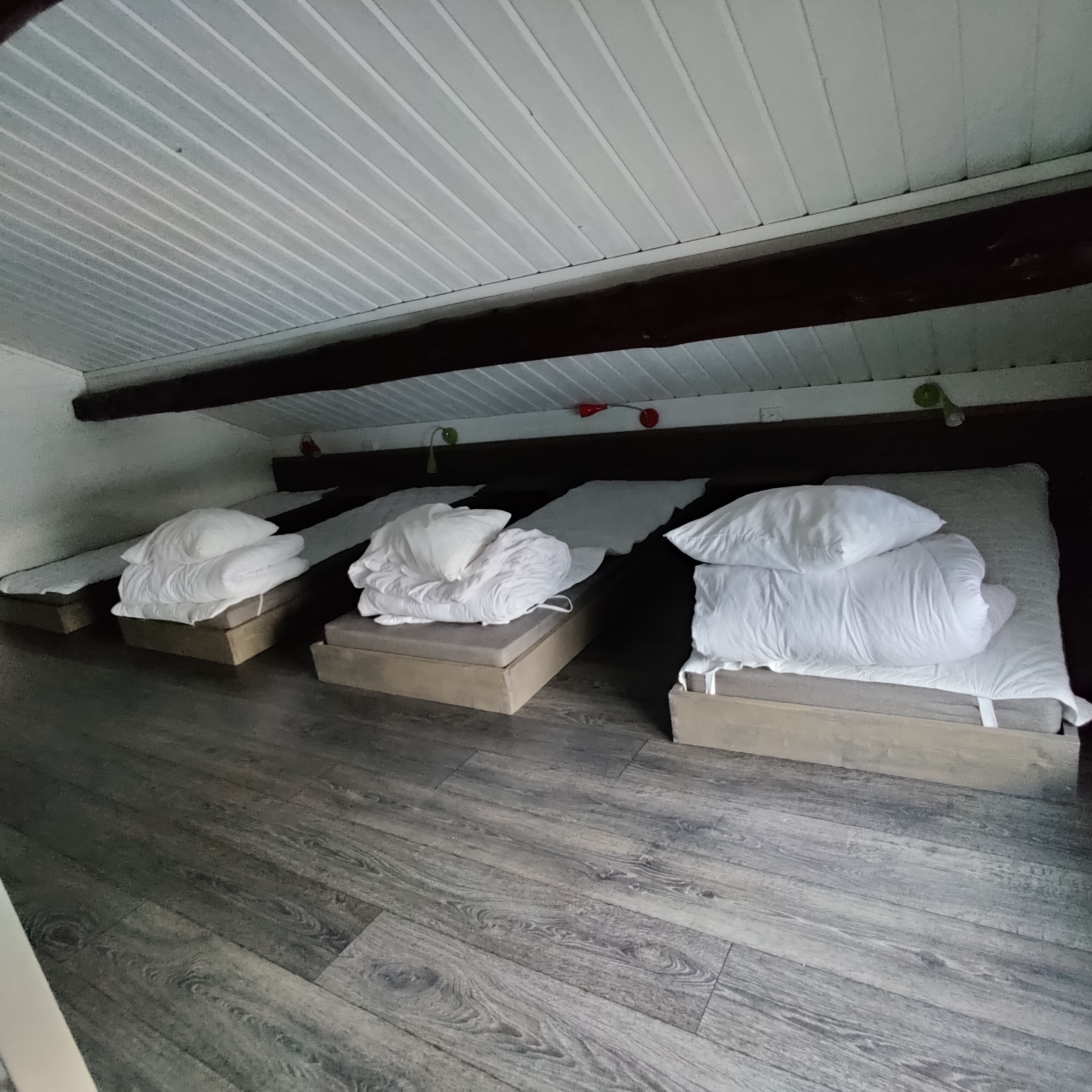 Cabane, plusieurs lits