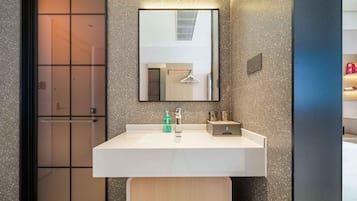 Shower, hair dryer, towels, shampoo