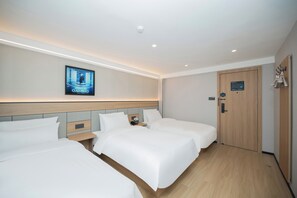 Espacio para trabajar con un portátil, wifi gratis, ropa de cama