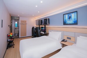 Espacio para trabajar con un portátil, wifi gratis, ropa de cama