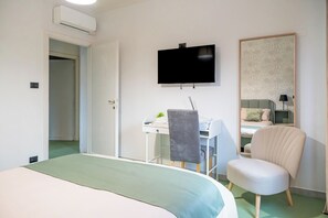 2 bedrooms, desk, iron/ironing board, travel cot - Refined vacation home located a few steps from Ponte Milvio (Roma)