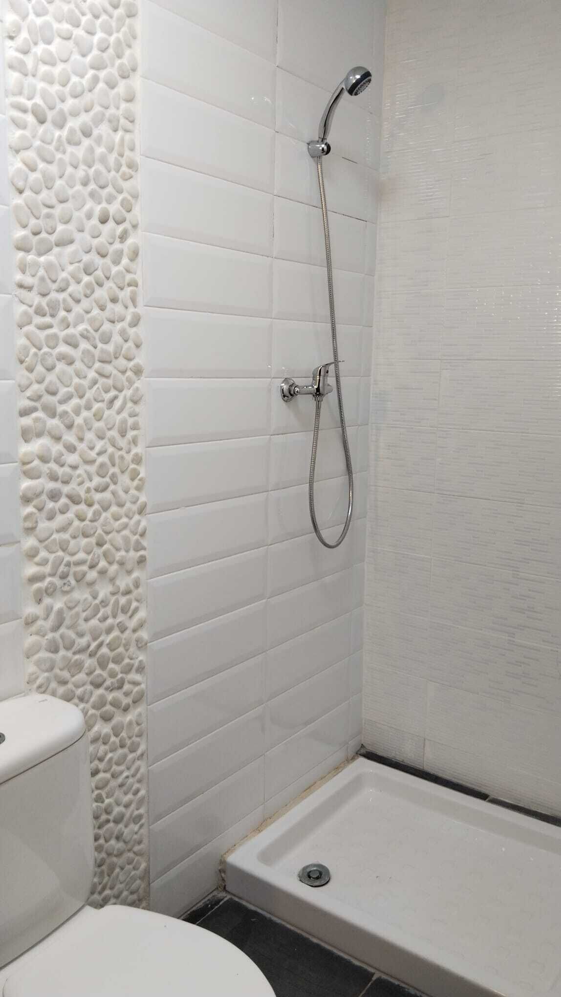 Een douche, een haardroger, handdoeken, toiletpapier
