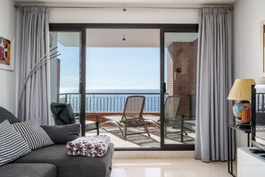 TV - Apartment 'Roya Vistamar' with Sea View, Wi-Fi and Air Conditioning (Torrox)