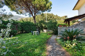 Outdoor dining - Apartment 'Sara 1' with Wi-Fi (Sant'Ilario)