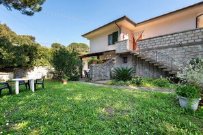 Outdoor dining - Apartment 'Sara 1' with Wi-Fi (Sant'Ilario)