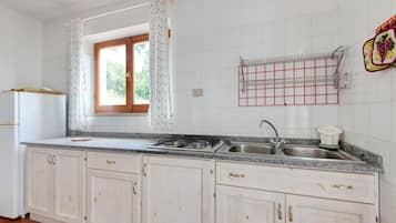 Fridge, stovetop, electric kettle, cookware/dishes/utensils