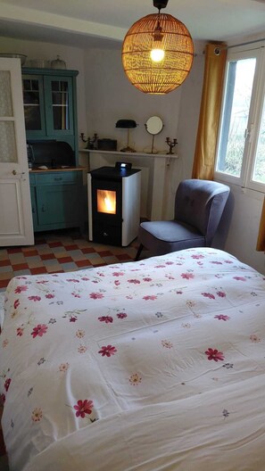 2 bedrooms, iron/ironing board, free WiFi, bed sheets