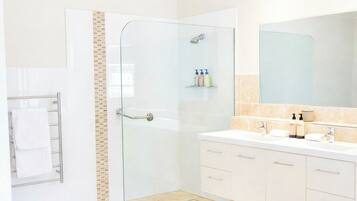 Dusche, Haartrockner, Handtücher, Seife