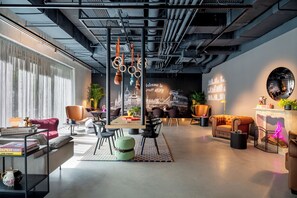 Lobby sitting area - Moxy Budapest Downtown (Budapest)
