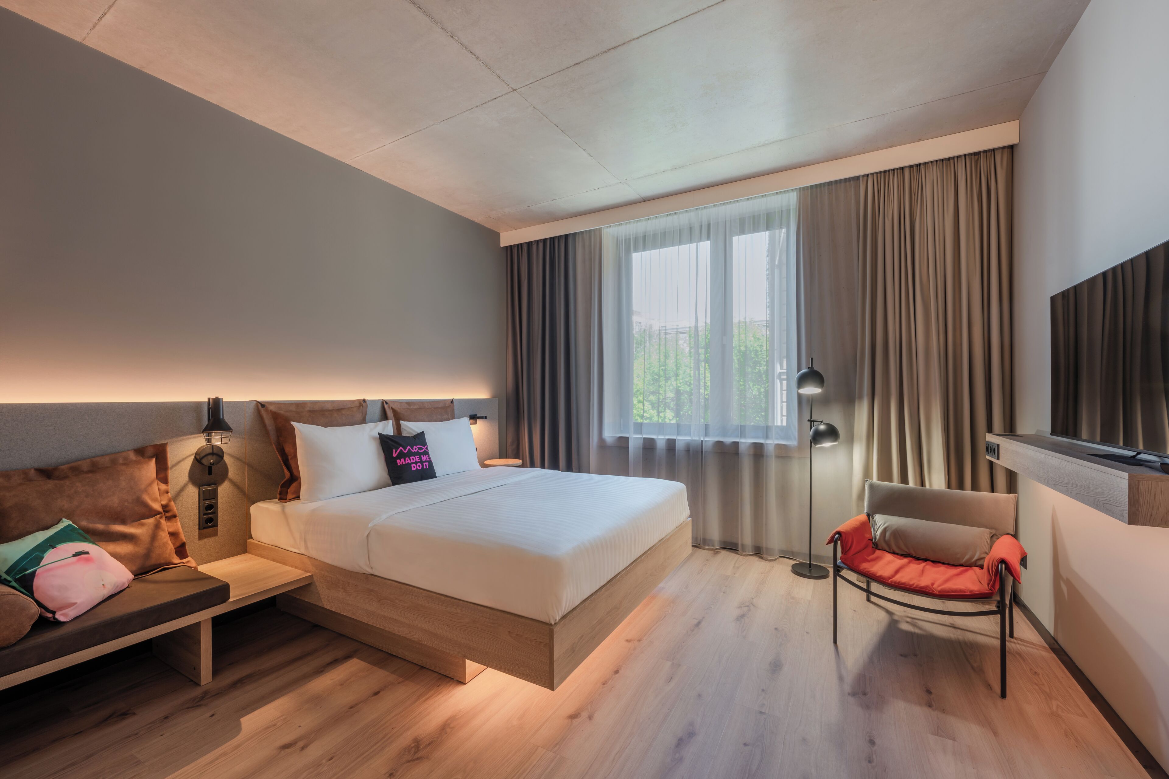 Deluxe Room, 1 Queen Bed | Desk, soundproofing, free cribs/infant beds, free WiFi