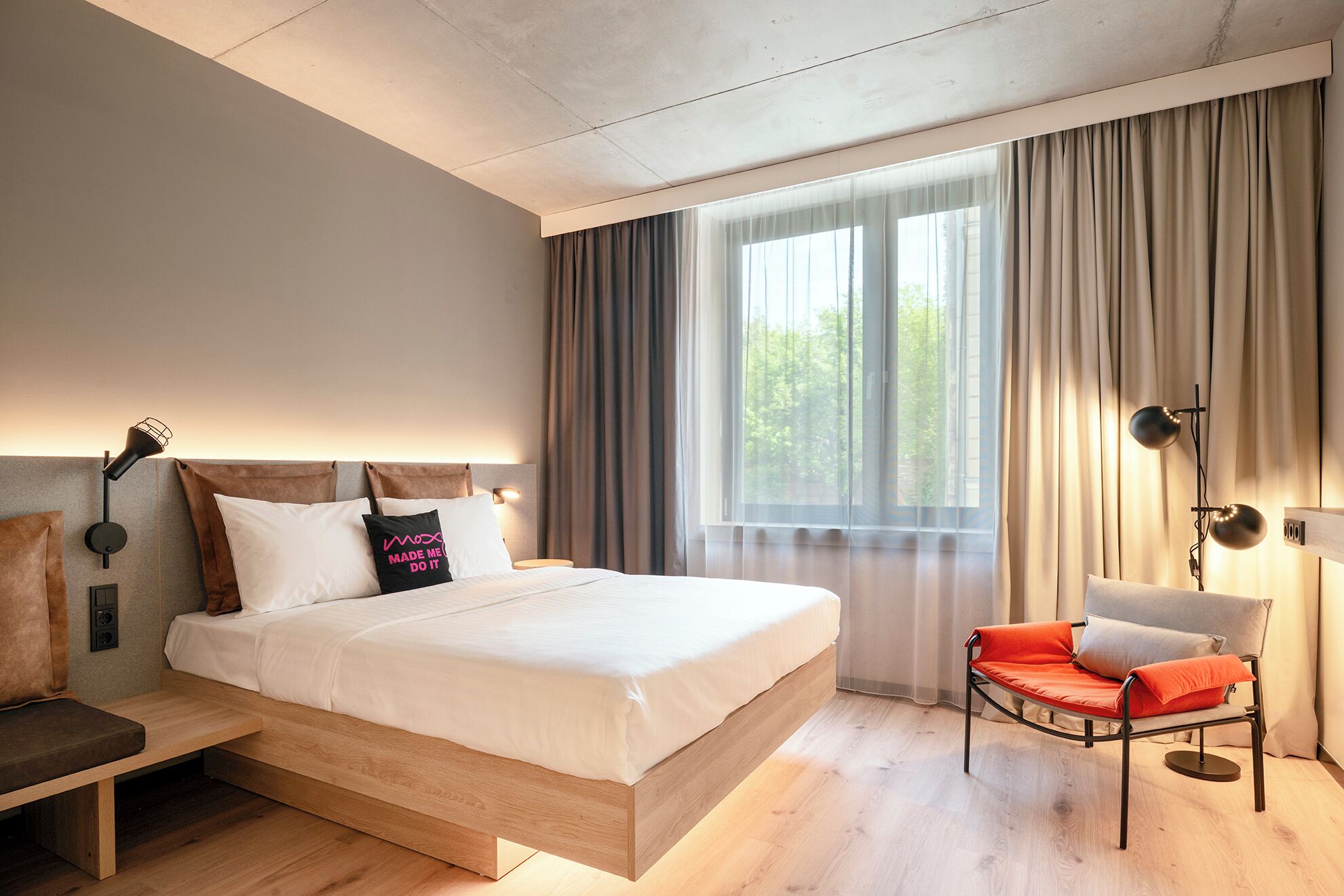 Deluxe Room, 1 Queen Bed | Desk, soundproofing, free cots/infant beds, free WiFi