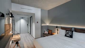 Standard Room, 1 Queen Bed | Desk, soundproofing, free cots/infant beds, free WiFi