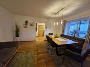 Dining - Dreimäderlhof Apartment with Private Garden, Terrace, and Wi-Fi (Karlstetten)