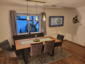Dining - Dreimäderlhof Apartment with Private Garden, Terrace, and Wi-Fi (Karlstetten)