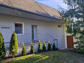 Exterior - Dreimäderlhof Apartment with Private Garden, Terrace, and Wi-Fi (Karlstetten)