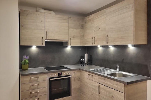 Coffee/tea maker, fridge, oven, stovetop
