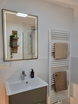 Bathroom - Dreimäderlhof Apartment with Private Garden, Terrace, and Wi-Fi (Karlstetten)