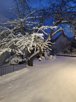 Property grounds - Dreimäderlhof Apartment with Private Garden, Terrace, and Wi-Fi (Karlstetten)